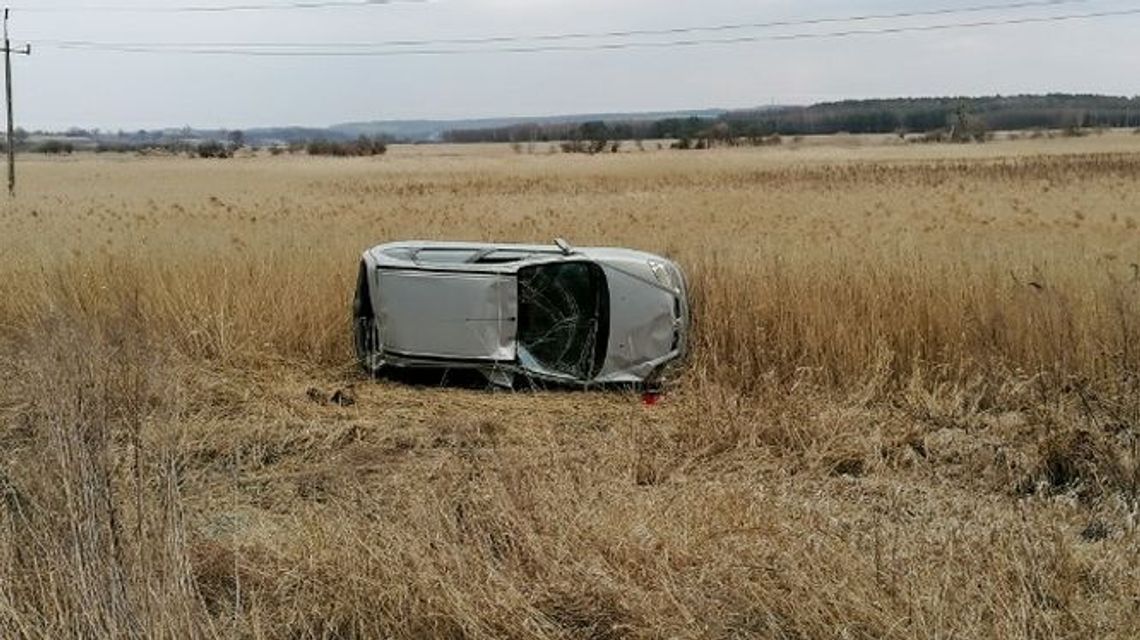 24-latka zjechała z jezdni i dachowała w rowie 24-latka zjechała z jezdni i dachowała w rowie