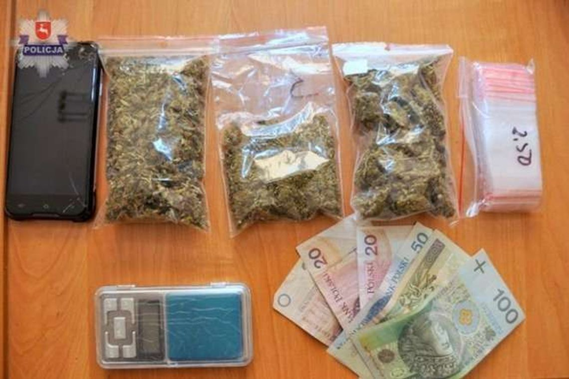 25-latek wiózł narkotyki w aucie. Zatrzymali go policjanci