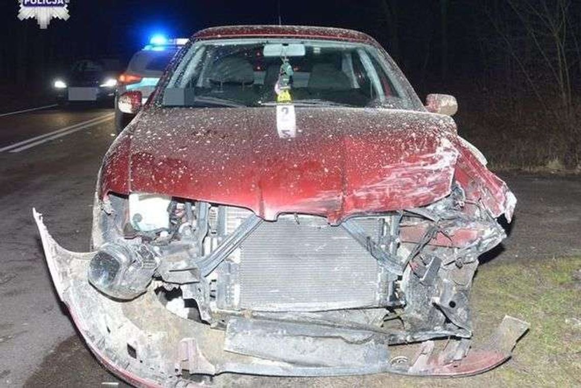 26-latek nie zatrzymał się na "stopie". Wjechał pod busa