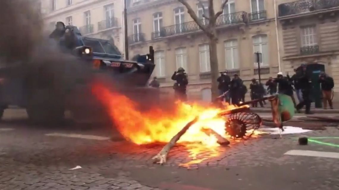 260 rannych, tysiące zatrzymanych. Brutalne protesty "żółtych kamizelek" we Francji