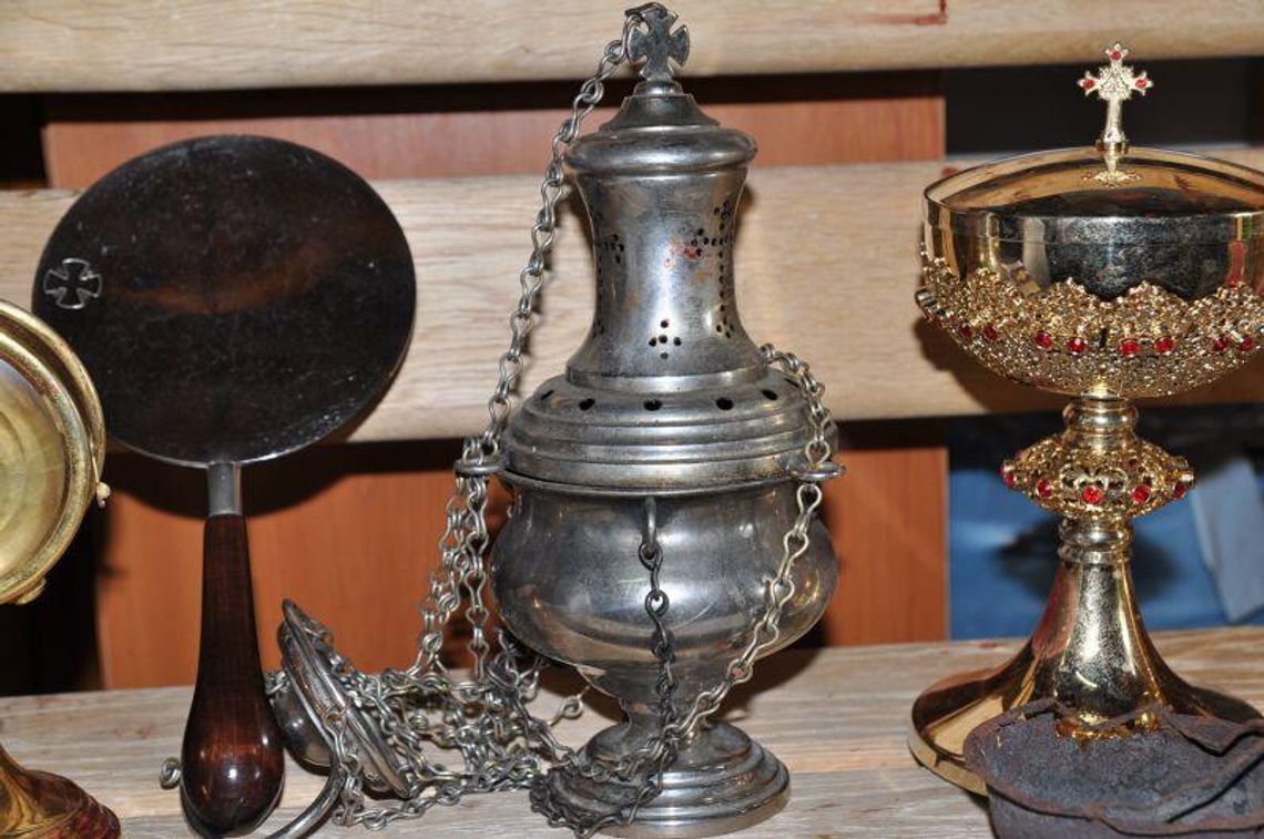 27-latek okradł kościół. Policjanci znaleźli łupy po śladach krwi (zdjęcia)