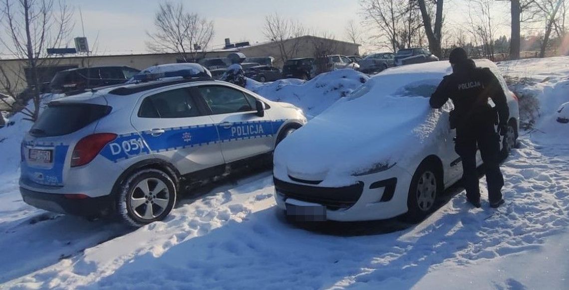 28-latek mieszkał w samochodzie. Groziło mu wychłodzenie