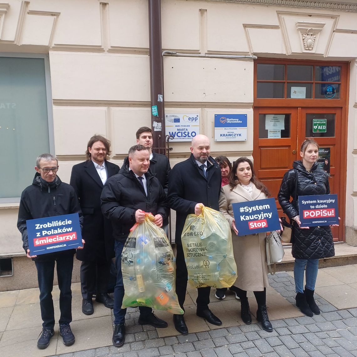 Konfederacja zostawia butelki pod biurami KO i PiS. „Zrobili z Polaków śmieciarzy!”