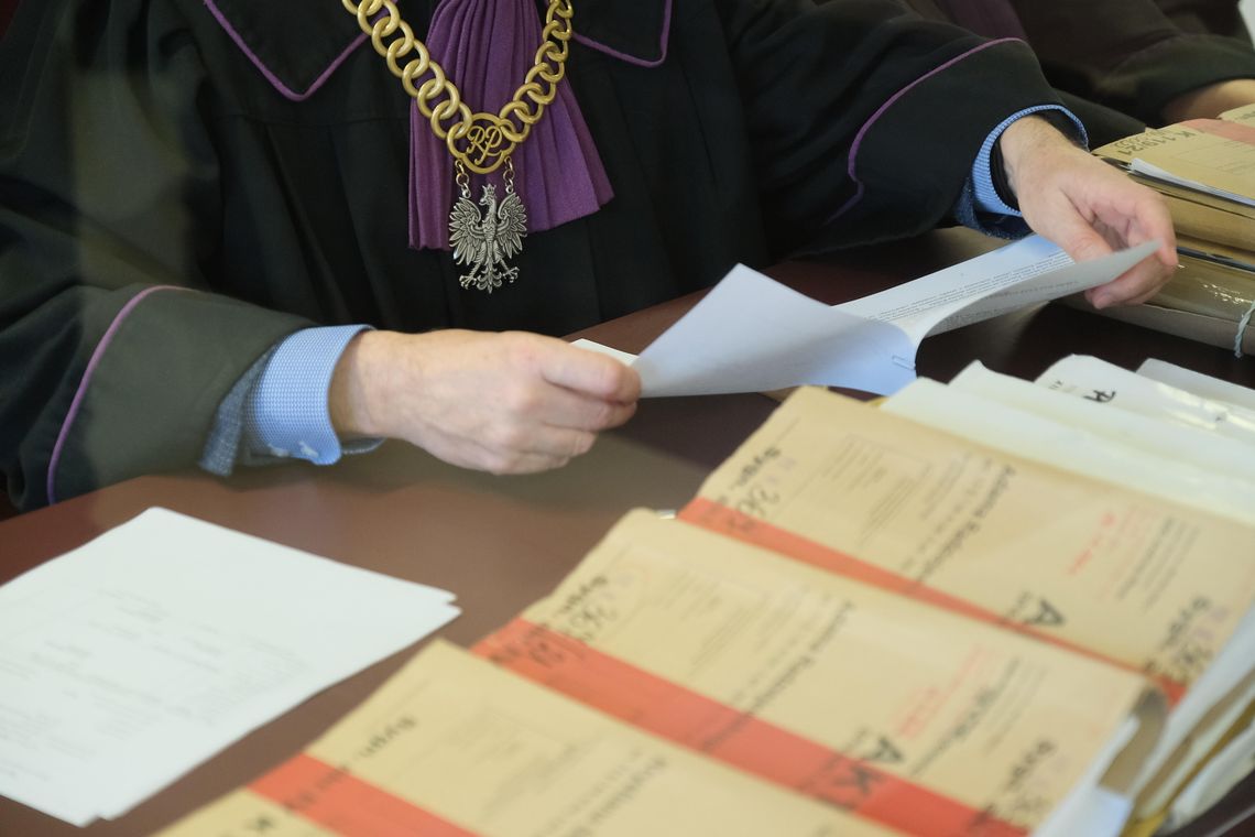 3,5 roku więzienia za zgłoszenie gotowości współpracy z rosyjskim wywiadem Sala sądowa – analiza dokumentacji procesowej