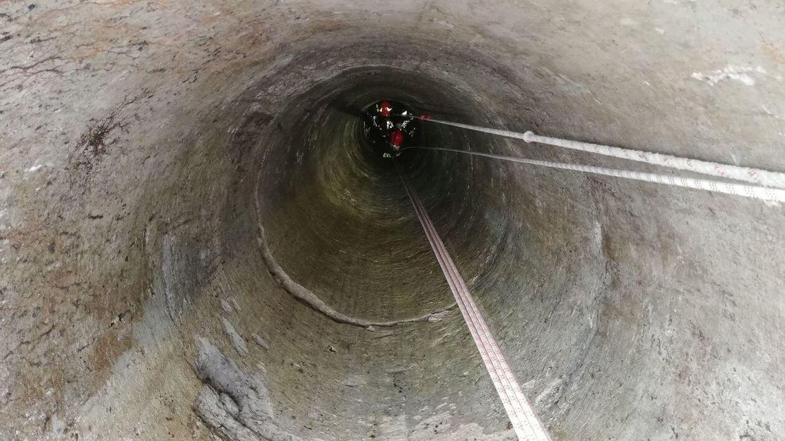 3-latek wpadł do 12-metrowej studni. Zabrali go śmigłowcem do szpitala [zdjęcia]