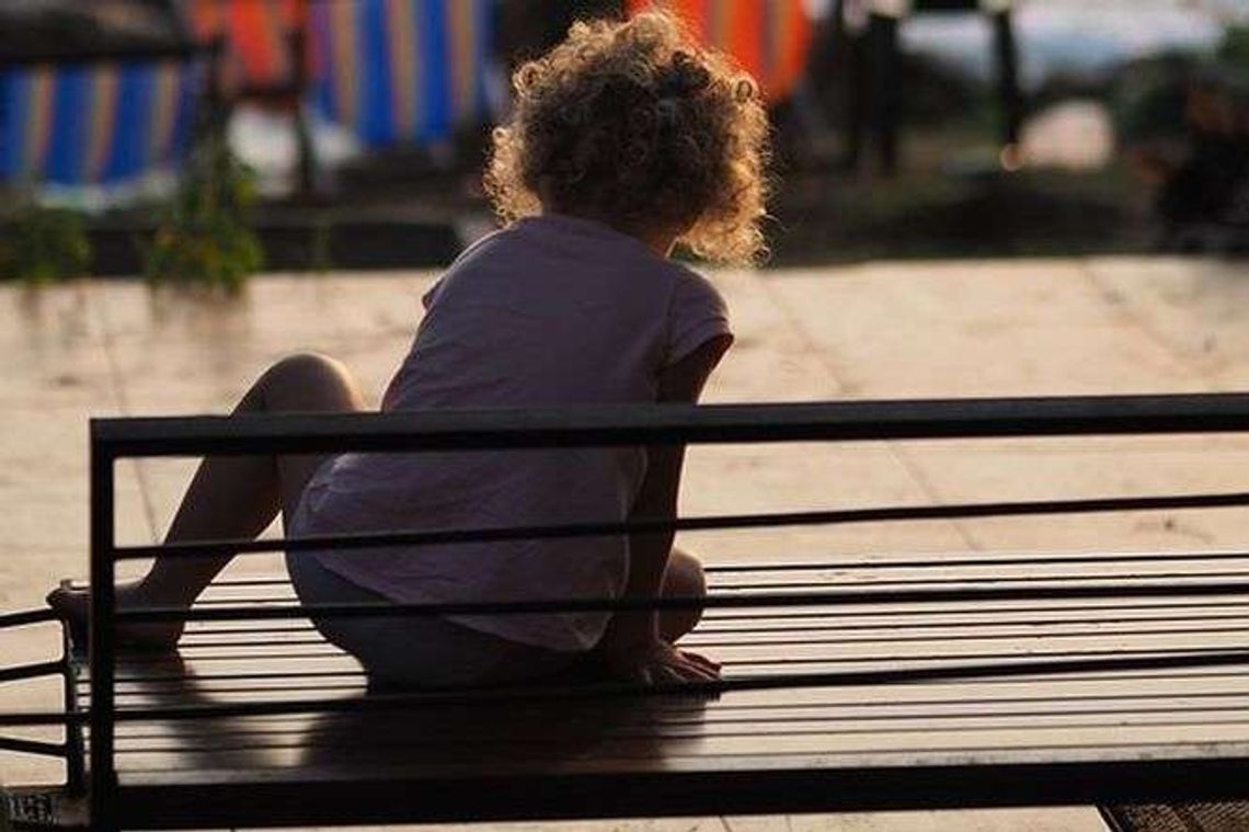 3-letnia dziewczynka w piżamie chodziła po ulicy. Tata spał w domu 3-letnia dziewczynka w piżamie chodziła po ulicy. Tata spał w domu