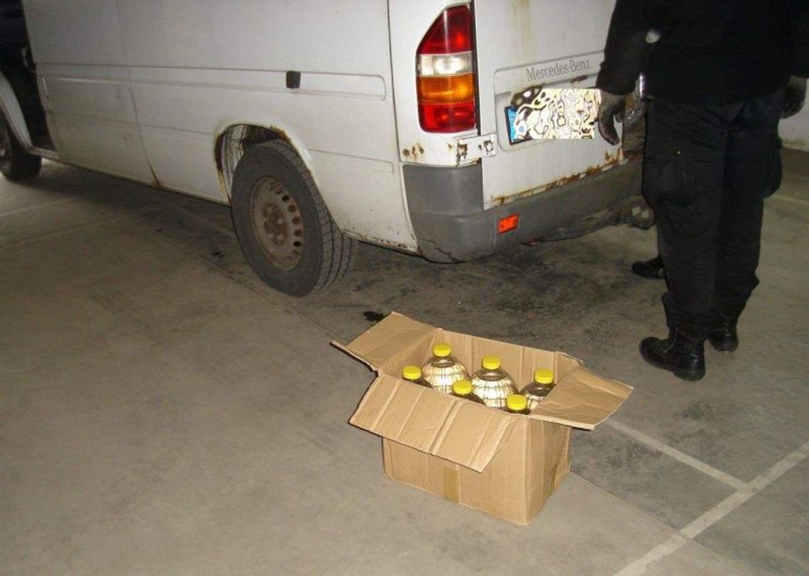 3 tysiące litrów nielegalnego alkoholu w busie 3 tysiące litrów nielegalnego alkoholu w busie