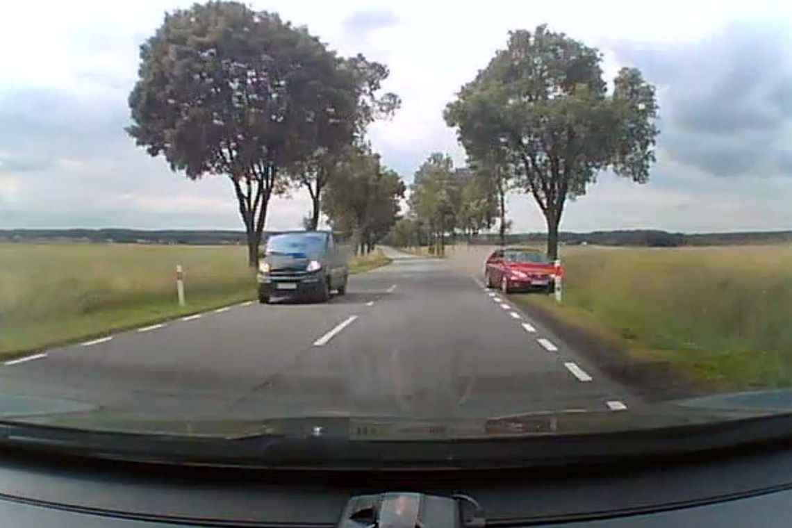 30-latka nagrał inny kierowca. Pirat drogowy stracił już prawo jazdy (wideo)