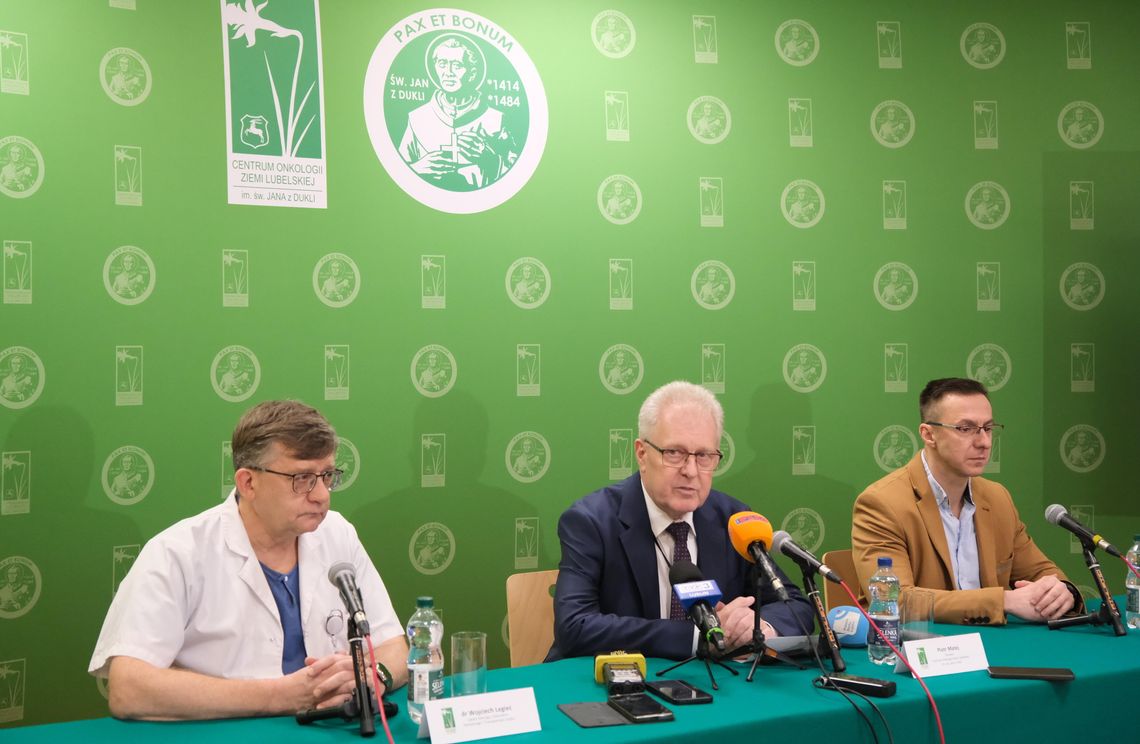 Przedstawiciele kierownictwa i lekarze COZL podczas konferencji prasowej