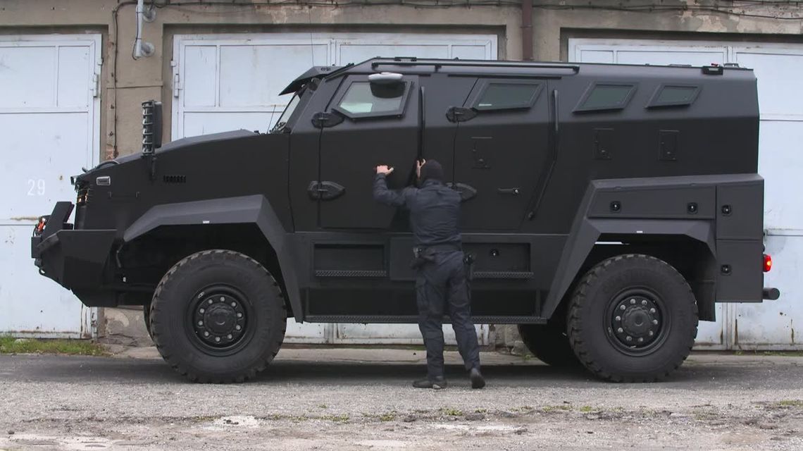 326 koni mechanicznych. Policja ma nowy pojazd opancerzony [wideo]