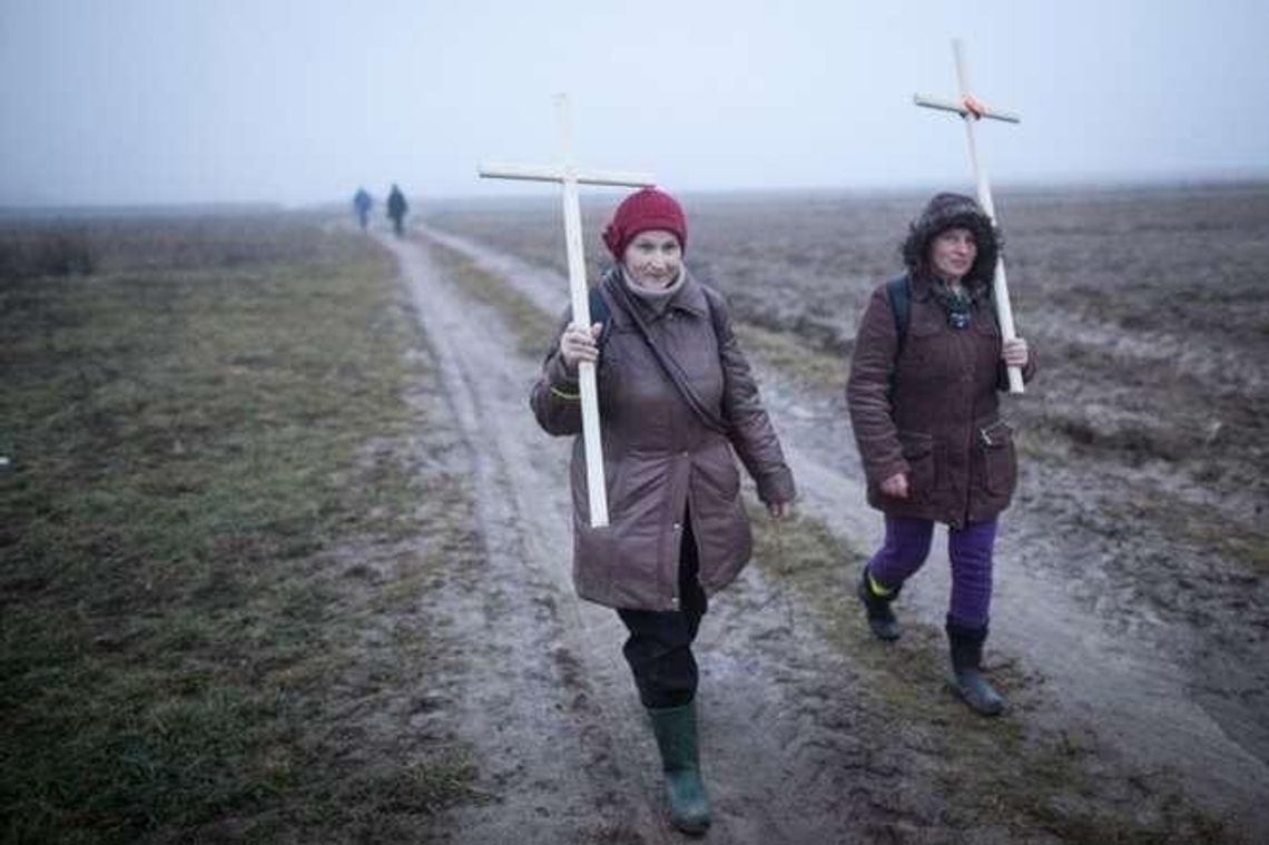 33 ekstremalne kilometry z krzyżem. "Nie da się tego porównać z pielgrzymką" (zdjęcia)