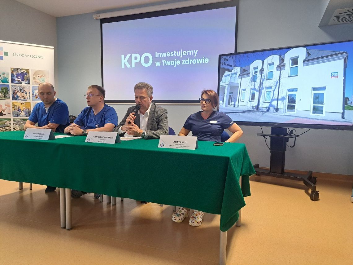 Dyrekcja i lekarze SPZOZ w Łęcznej podczas konferencji prasowej poświęconej inwestycjom z Krajowego Planu Odbudowy.