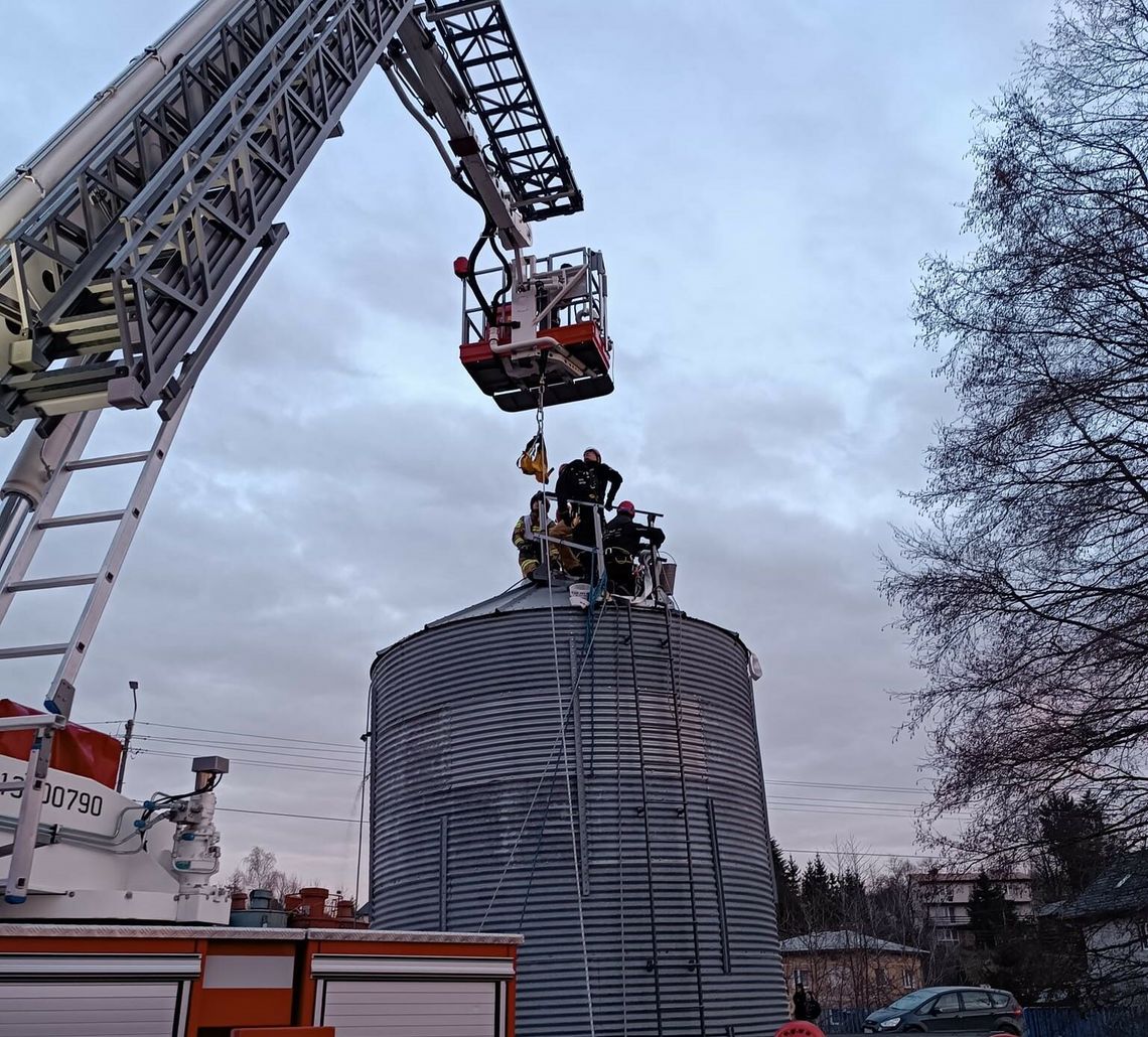 35-latek przysypany zbożem 