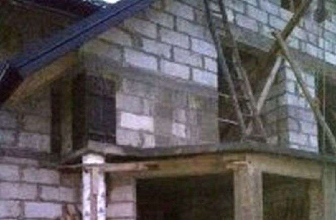 36-latek sprzątał po budowie. Spadł z balkonu