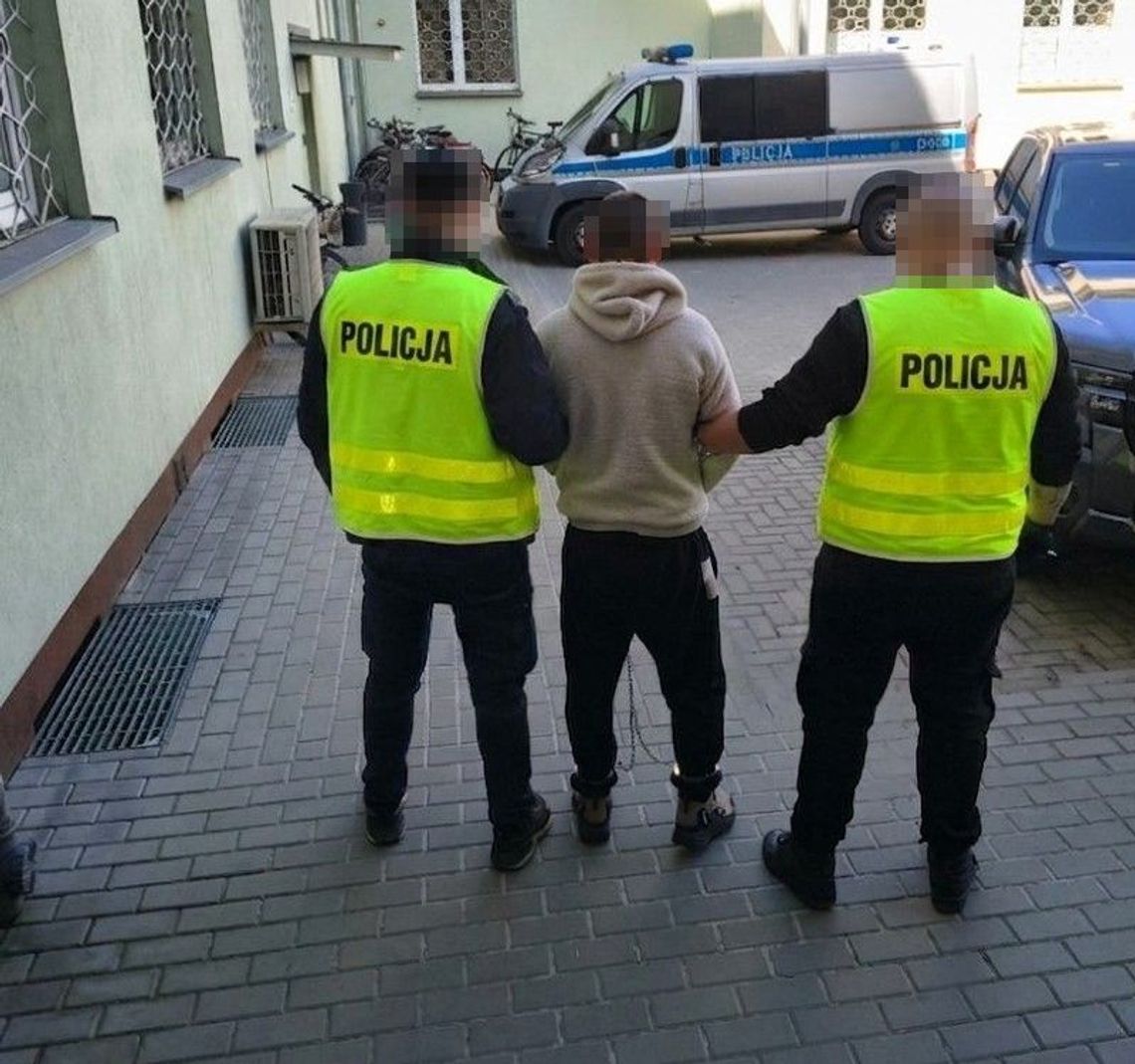 36-letni kierowca zatrzymany przez policjantów po ucieczce skradzionym Oplem w Białej Podlaskiej. Mężczyzna nie posiadał uprawnień do kierowania pojazdami i był podejrzany o jazdę pod wpływem narkotyków.