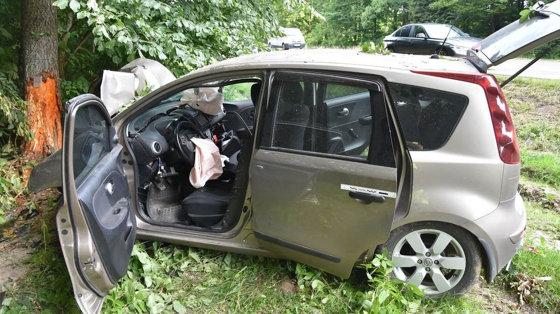 36-latek uderzył w drzewo. W aucie było dziecko