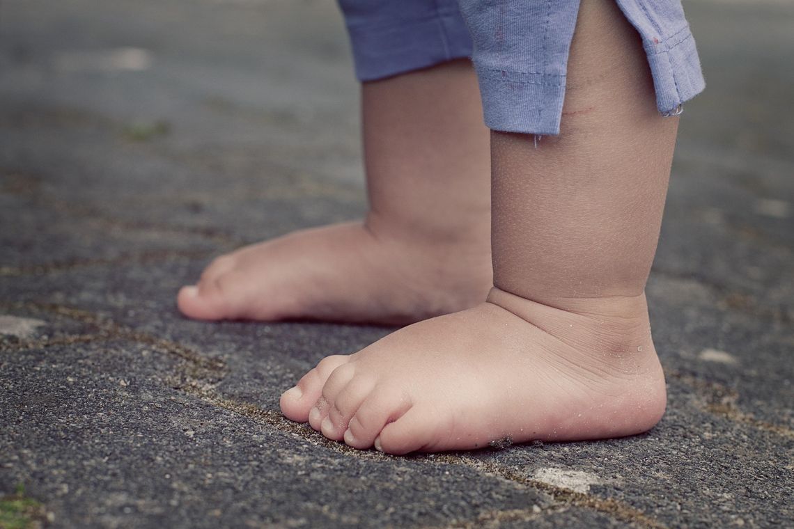 4-latek błąkał się samotnie po ulicy. W upale zauważył go kierowca taksówki