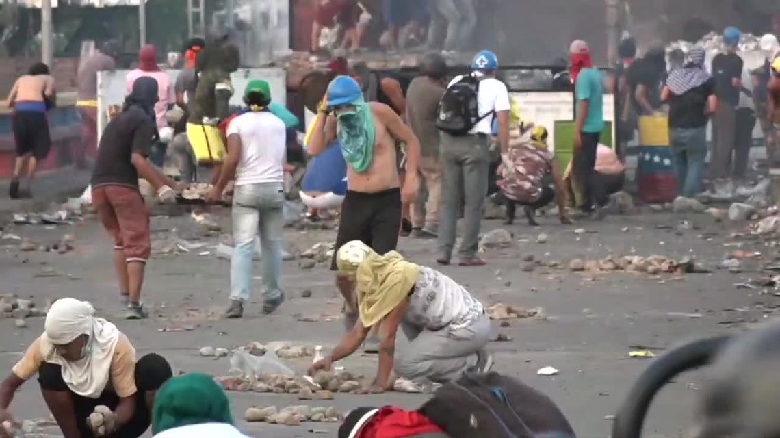 4 osoby zginęły, a 300 jest rannych. Starcia na moście między Kolumbią a Wenezuelą [wideo]