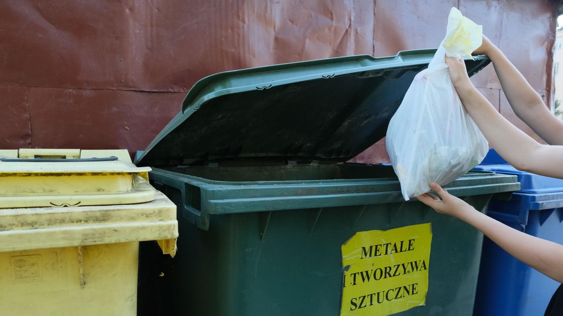 40 tysięcy wrzuciła do śmieci. 85-latka padła ofiarą oszustwa