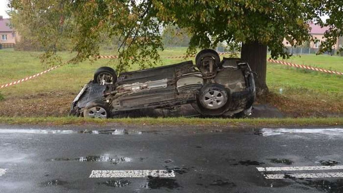 41-latka straciła panowanie nad samochodem. Dachowanie w rowie