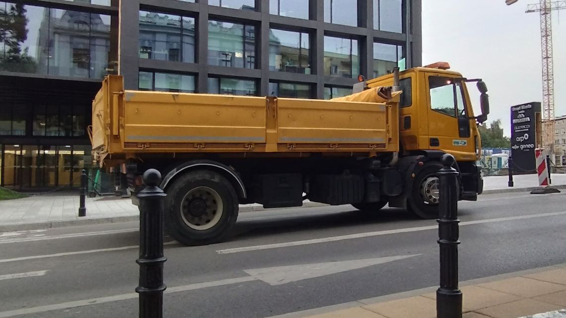 42-tonowa ciężarówka w centrum Lublina. Czy ulica się odkształci?
