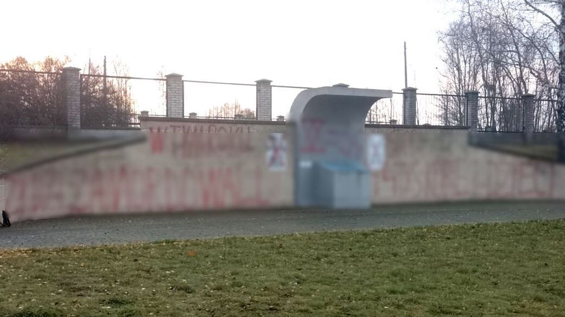 43-latek oskarżony za napisy na żydowskiej Ścianie Pamięci. Grozi mu 5 lat więzienia