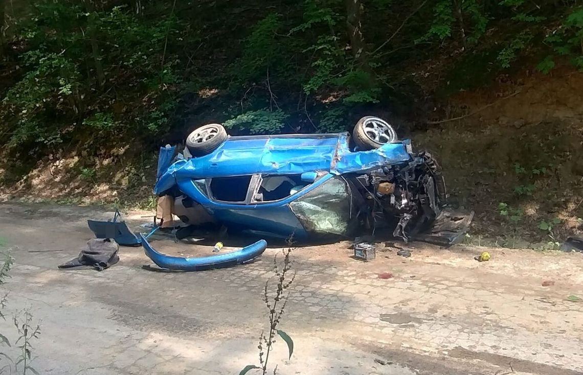 44-latek w ciężkim stanie po dachowaniu audi. Auto wypadło z drogi i uderzyło w skarpę 44-latek w ciężkim stanie po dachowaniu audi. Auto wypadło z drogi i uderzyło w skarpę