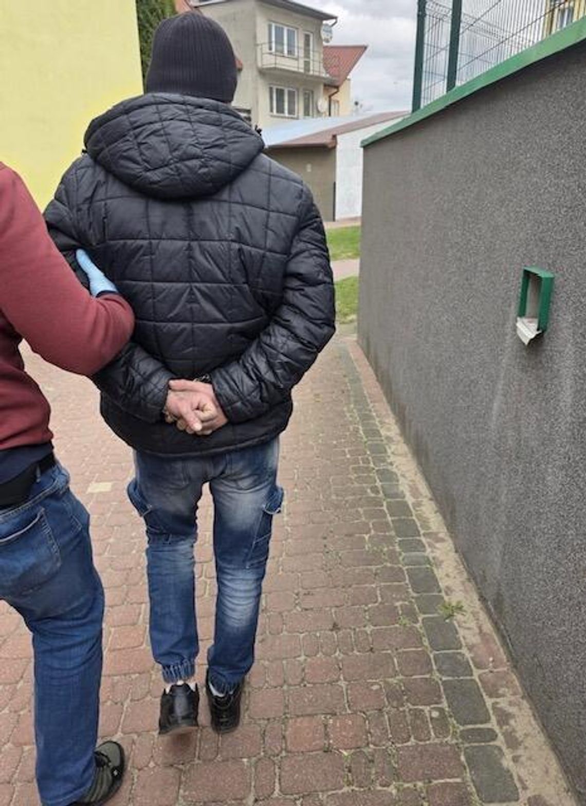 44-latek zatrzymany po strzale z broni pneumatycznej. Usłyszał zarzuty 44-letni mieszkaniec powiatu kraśnickiego zatrzymany przez policję po oddaniu strzału z broni pneumatycznej w kierunku 19-latka. Mężczyzna usłyszał zarzuty i został objęty dozorem policyjnym.