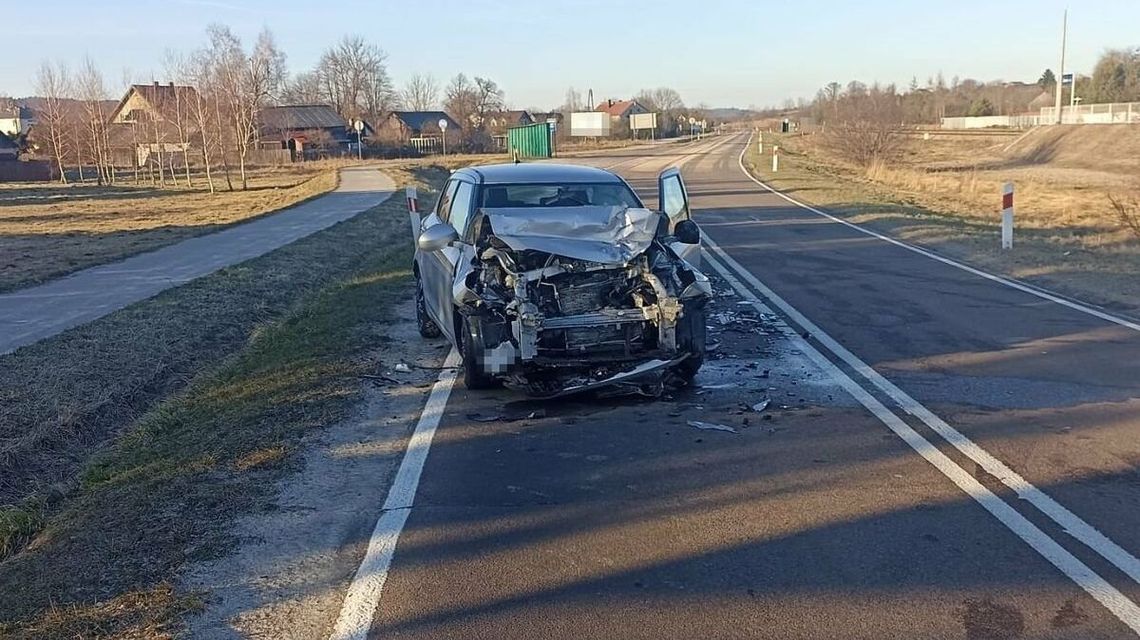 47-latka nie wyrobiła się na zakręcie. Zderzenie osobówek na drodze wojewódzkiej 47-latka nie wyrobiła się na zakręcie. Zderzenie osobówek na drodze wojewódzkiej