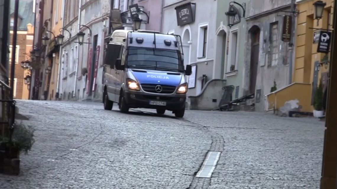 494 przypadki naruszeń zasad kwarantanny w całym kraju. Sporadyczne przypadki gromadzenia się w grupach