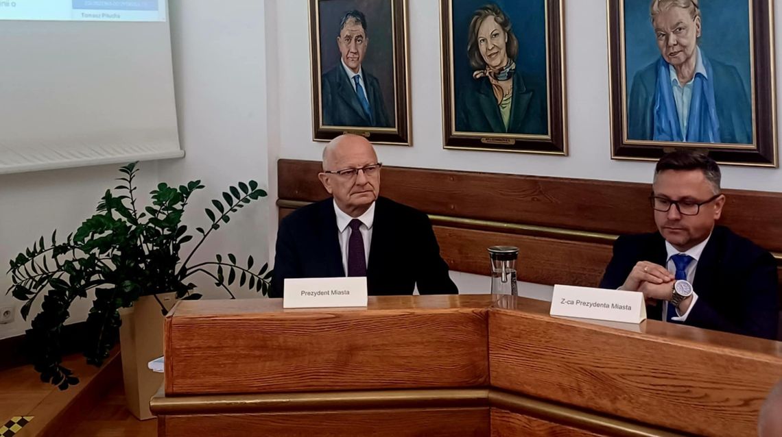 Wotum zaufania dla Żuka. Klakierzy, hejterzy, straż miejska i sukces prezydenta
