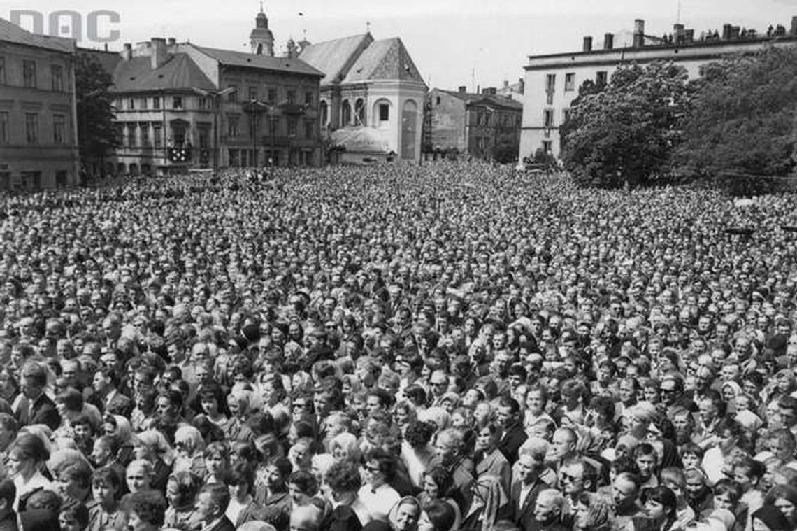 50 lat temu w Lublinie: Tłumy wiernych przed katedrą, mszę celebrował abp Karol Wojtyła 50 lat temu w Lublinie: Tłumy wiernych przed katedrą, mszę celebrował abp Karol Wojtyła