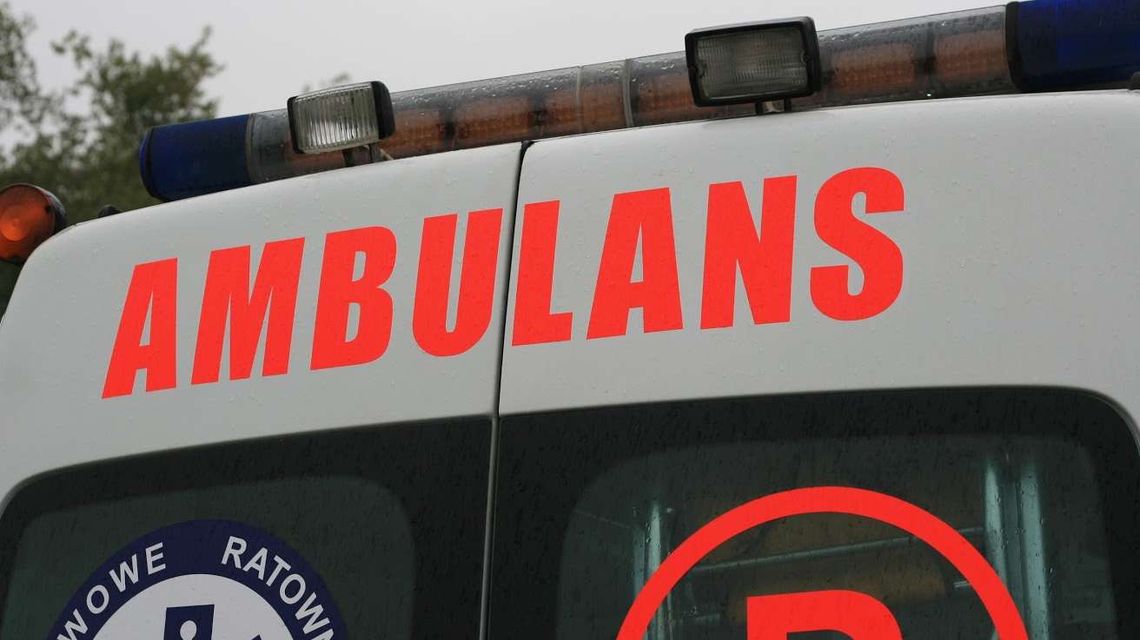 50-latek wypadł z ciągnika. Ranni podczas pracy na roli