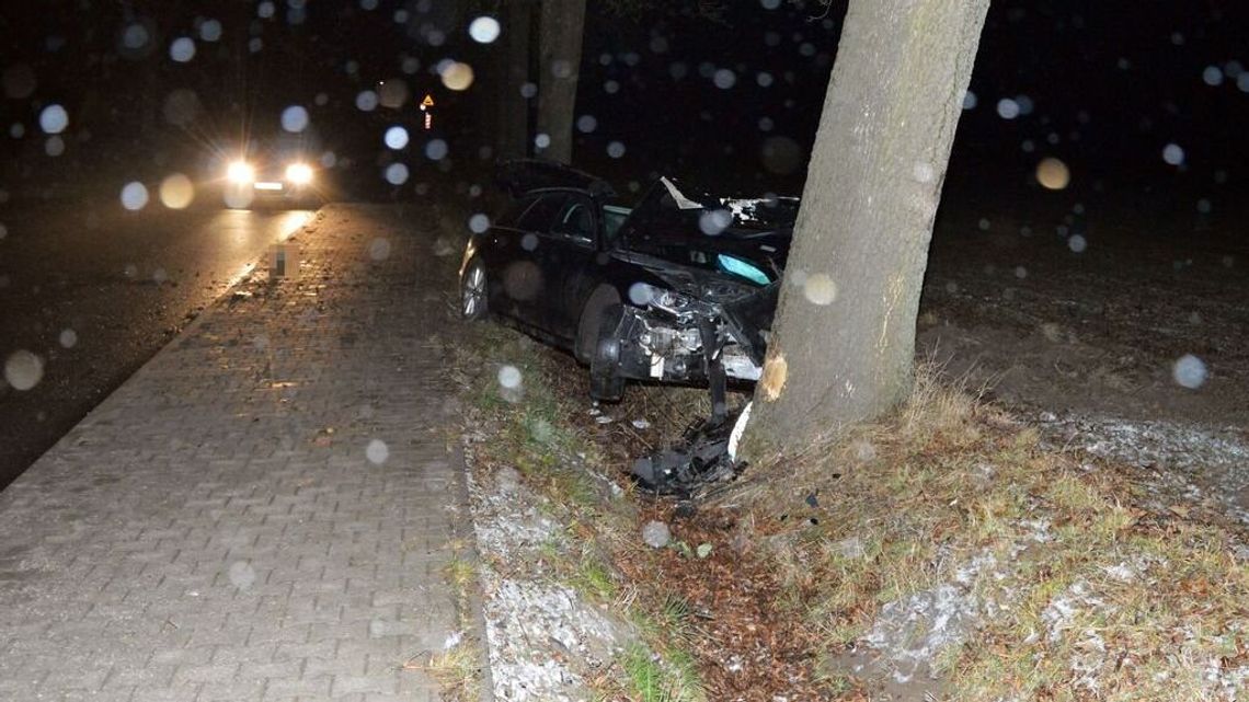 50-latek wypadł z drogi i uderzył w drzewo w Jarosławcu 50-latek wypadł z drogi i uderzył w drzewo w Jarosławcu