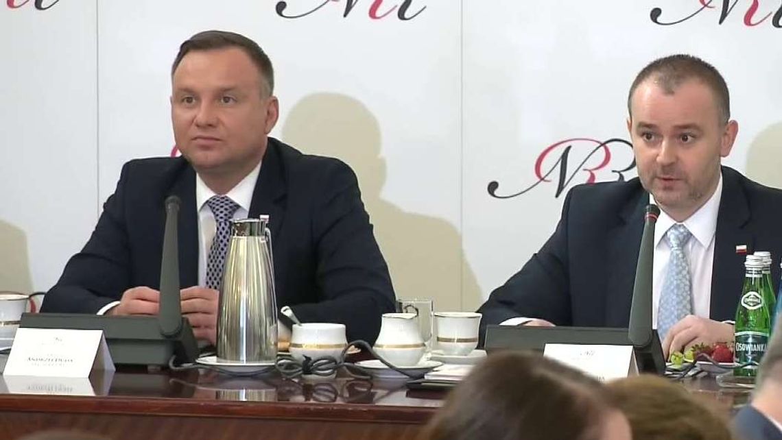 500+ i wiek emerytalny gwarantowane w konstytucji? Pytania prezydenta na referendum