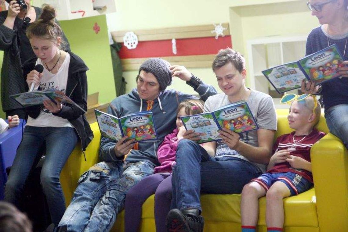 500 książek trafiło do szpitala. Czytał kabaret Smile (wideo)