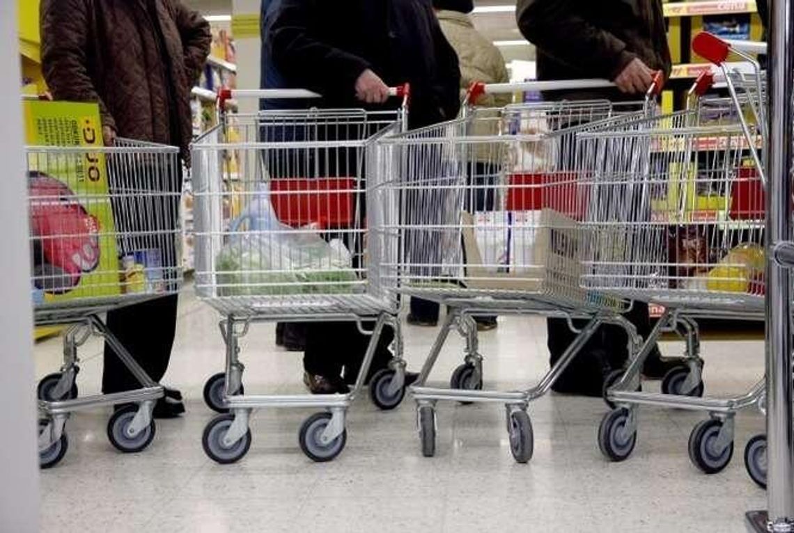 500 plus i kreska znika. Mieszkańcy regionu kupują więcej i coraz rzadziej biorą „na zeszyt”