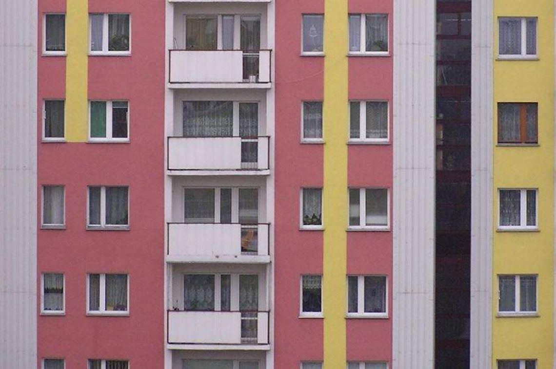 51-latek spadł z drugiego piętra. Chciał uciec przed żoną