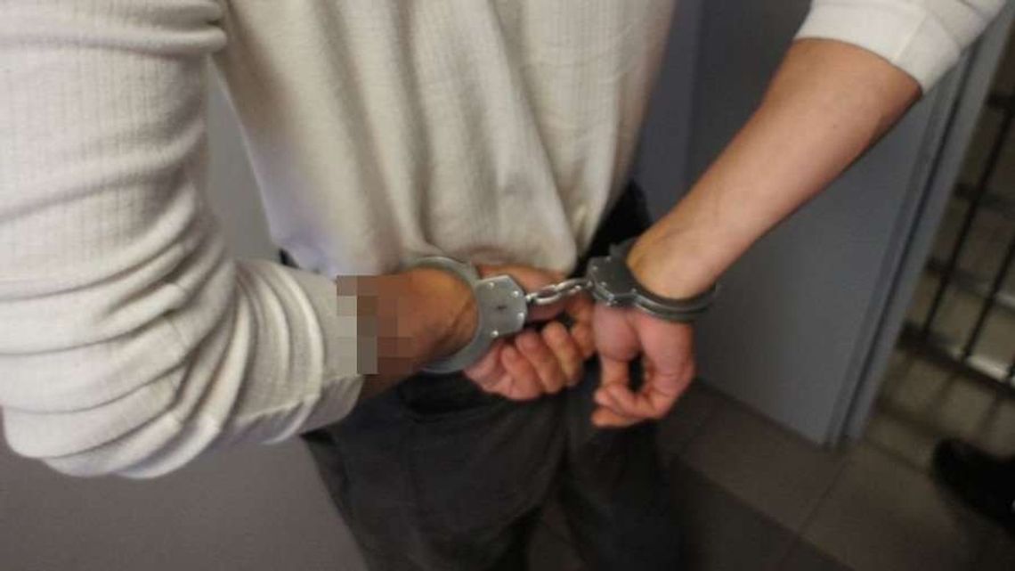 54-latek groził siekierą bratu i sąsiadce