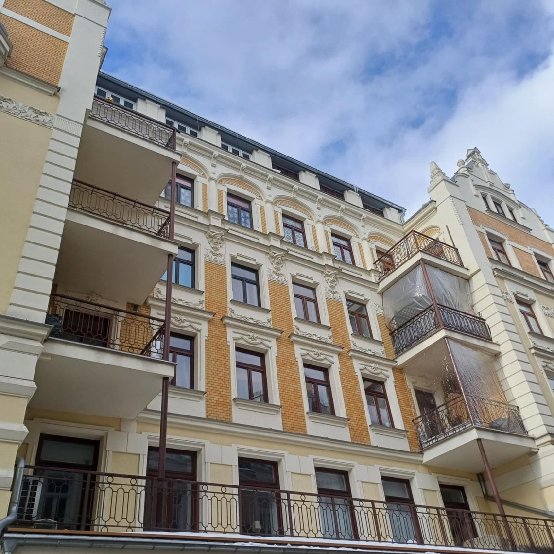 Dzikusy grożą wysadzeniem kamienicy w powietrze. Miasto i policja milczą Dzikusy grożą wysadzeniem kamienicy w powietrze. Miasto i policja milczą