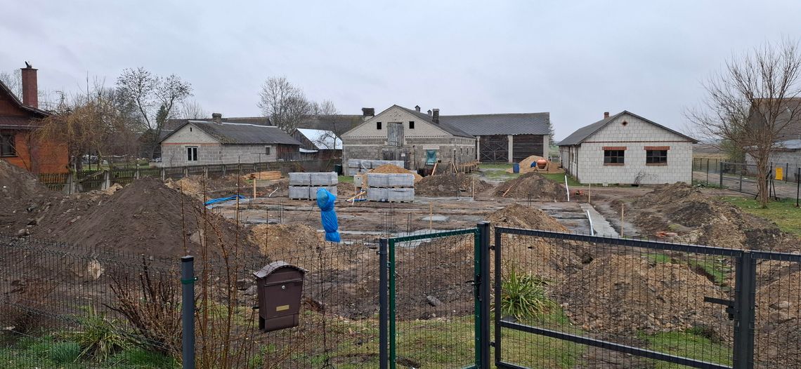 Odbudowują zniszczony dom w Wyrykach. „Rośnie jak grzyby po deszczu” Odbudowują zniszczony dom w Wyrykach. „Rośnie jak grzyby po deszczu”