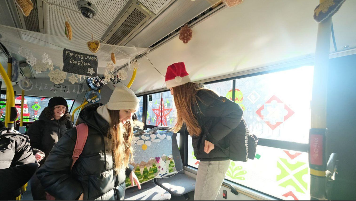 Mikołajki w lubelskiej komunikacji. Świąteczny trolejbus, Mikołaje za kierownicami i książki dla pasażerów Mikołajki w lubelskiej komunikacji. Świąteczny trolejbus, Mikołaje za kierownicami i książki dla pasażerów