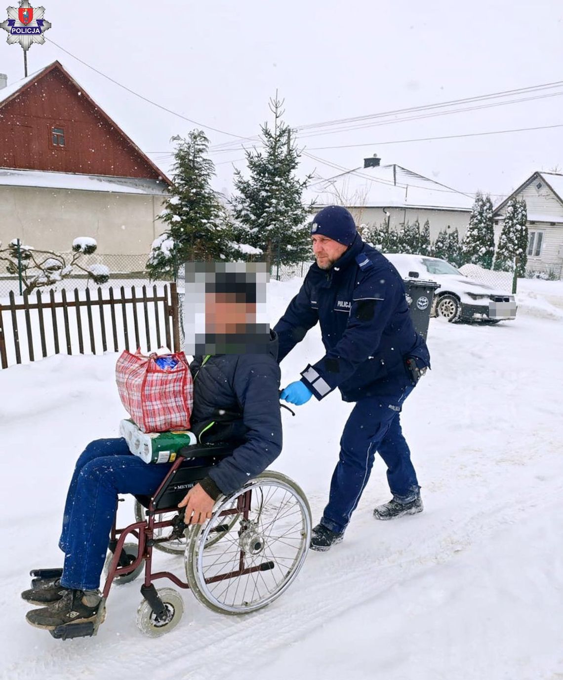 Dwóch policjantów pomogło mężczyźnie, który utknął w śniegu na wózku inwalidzkim Dwóch policjantów pomogło mężczyźnie, który utknął w śniegu na wózku inwalidzkim