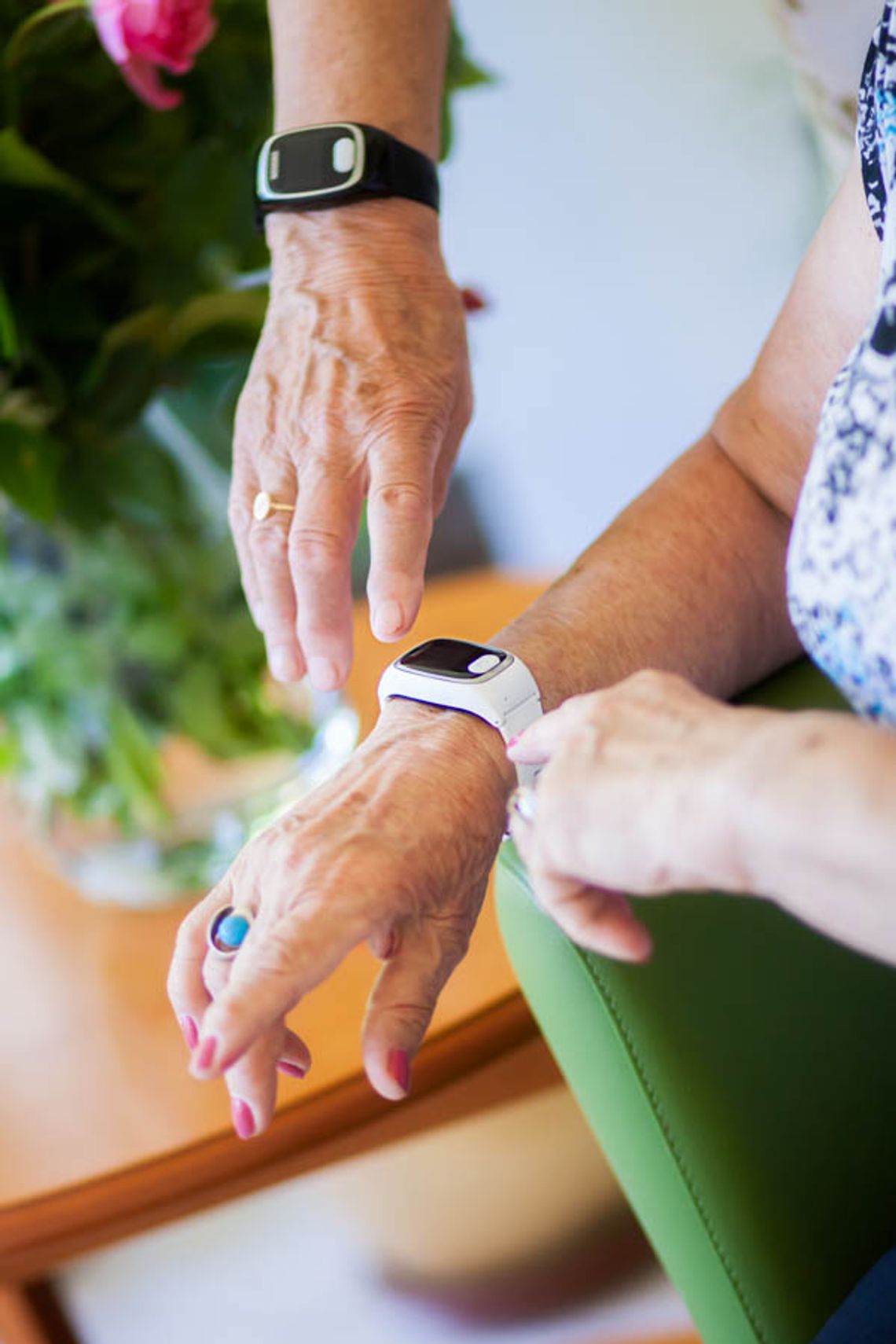 1700 nowych opasek bezpieczeństwa dla seniorów w Lublinie. Rusza nabór do programu teleopieki