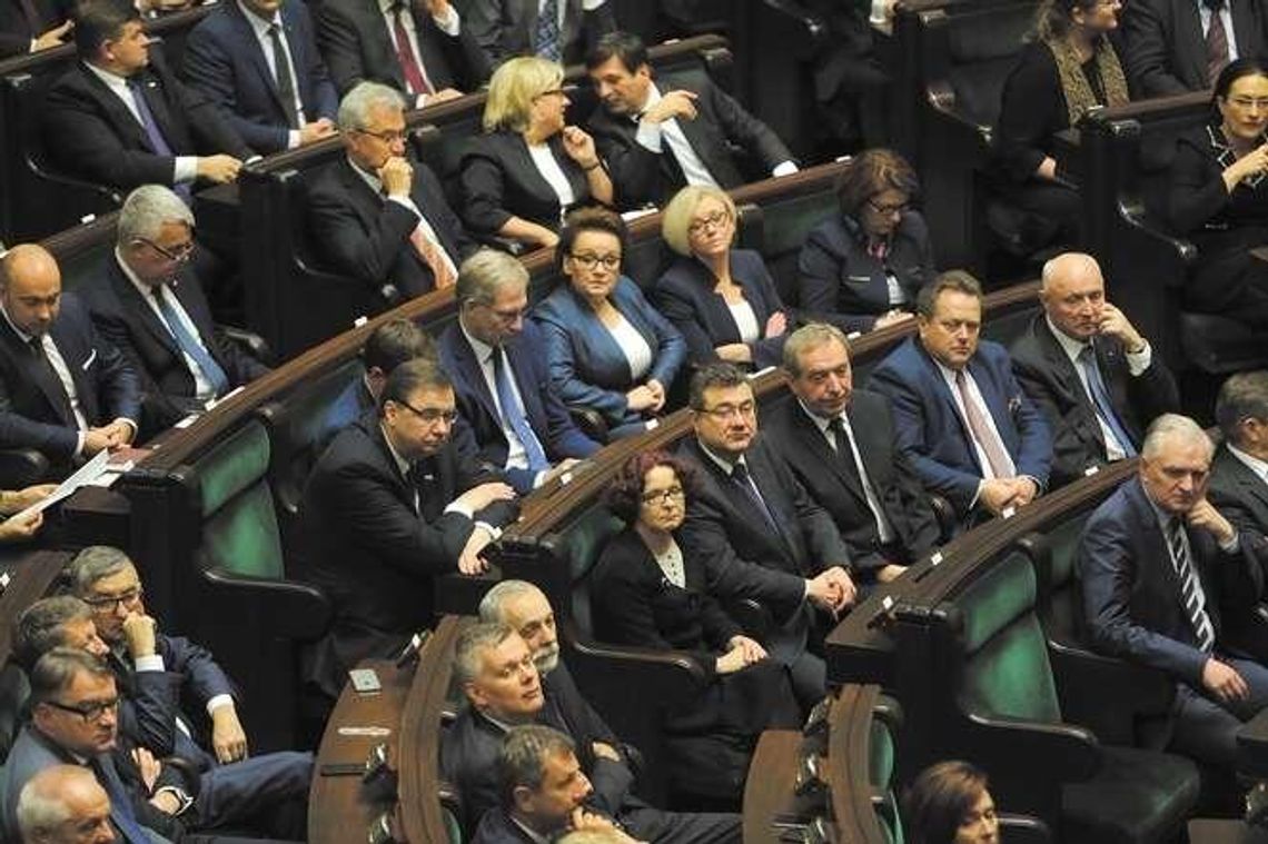 7,6 tys. zł na rękę dla posła i senatora. "Jestem wściekły"