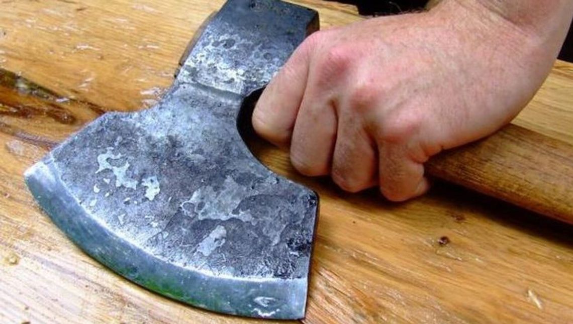 70-latek rzucił się z siekierą na siostrę. Grozi mu dożywocie