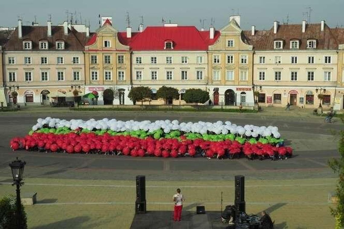 700 najlepszych licealistów na 700-lecie Lublina. Z parasolkami w kolorze flagi miasta