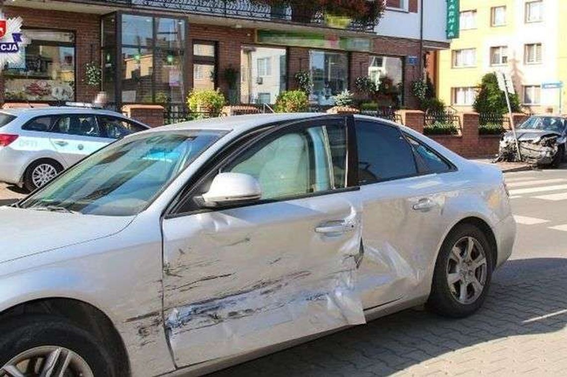  72-latek spowodował kolizję. Jedno z aut niemal potrąciło pieszych