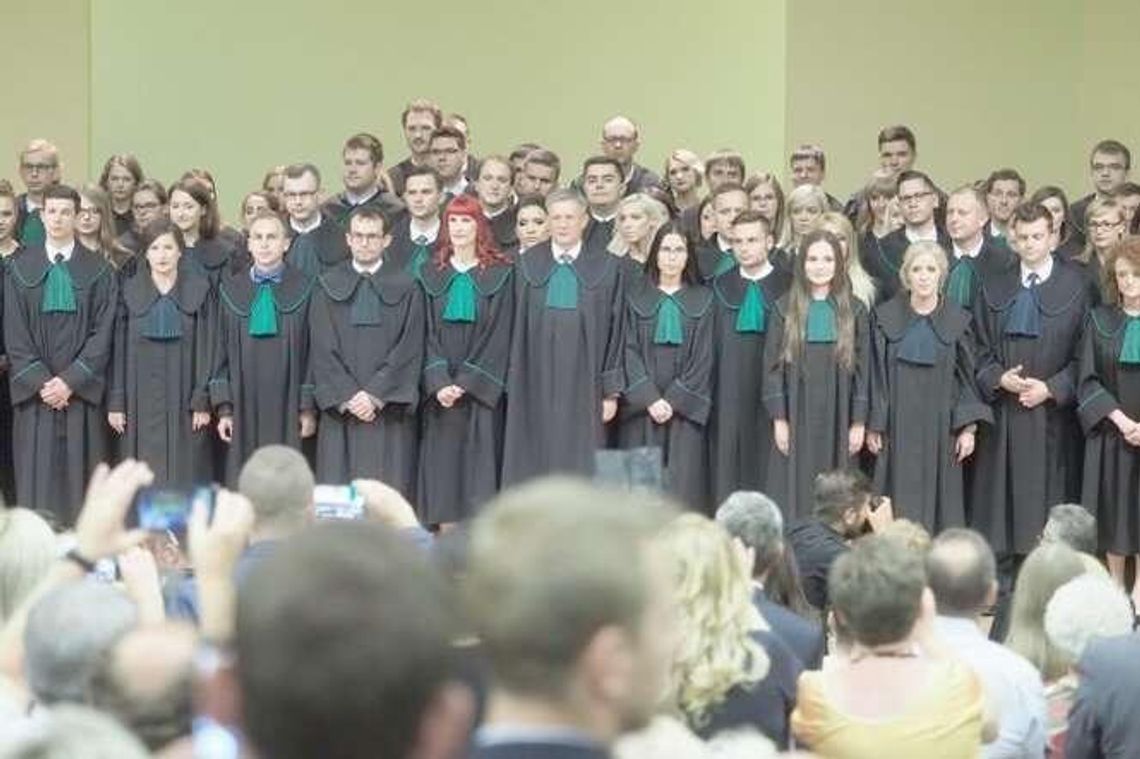 74 nowych adwokatów w Lublinie. Właśnie złożyli ślubowanie