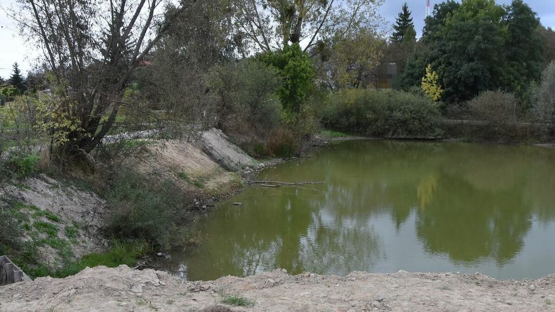 75-latek utonął w stawie. Ciało znalazła przypadkowa osoba